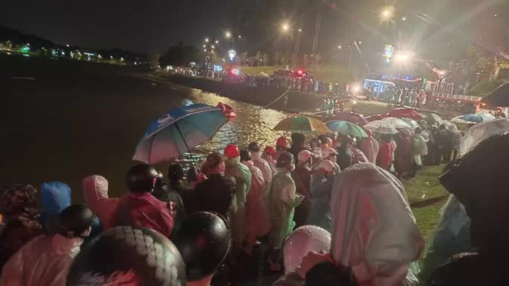 TRỰC TIẾP: Ô tô lao xuống hồ Xuân Hương, 1 người tử vong, 2 người mất tích