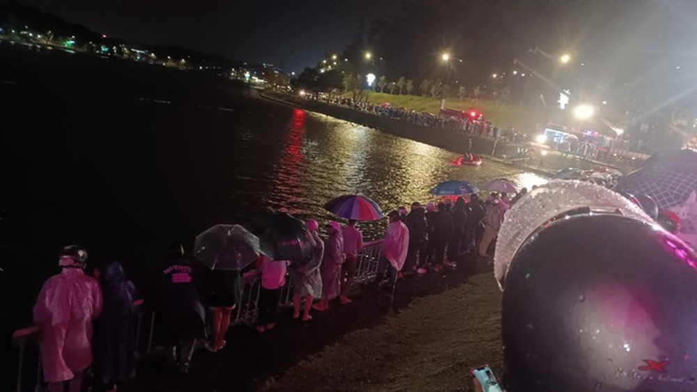 TRỰC TIẾP: Ô tô lao xuống hồ Xuân Hương, 1 người tử vong, 2 người mất tích - Ảnh 2.