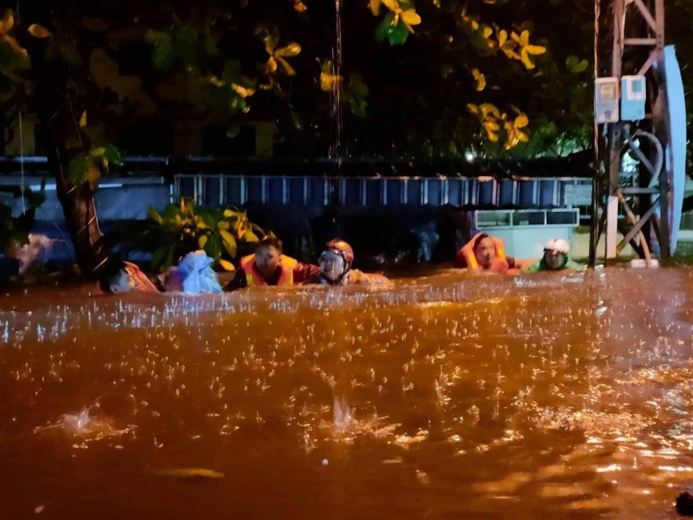 Nhà dân ngập ngang người, xe cộ chìm nổi la liệt trên phố Đà Nẵng - Ảnh 12.