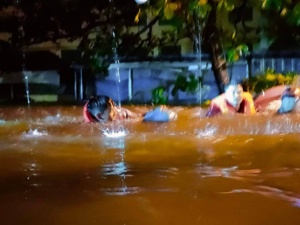 Nhà dân ngập ngang người, xe cộ chìm nổi la liệt trên phố Đà Nẵng - Ảnh 14.