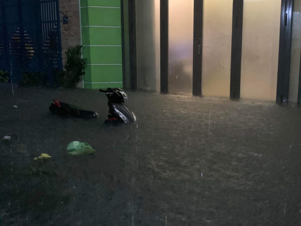 Nhà dân ngập ngang người, xe cộ chìm nổi la liệt trên phố Đà Nẵng - Ảnh 6.