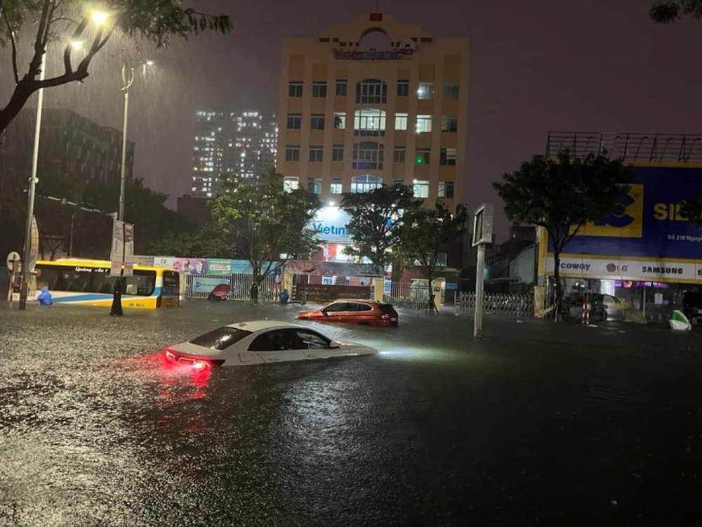 Nhà dân ngập ngang người, xe cộ chìm nổi la liệt trên phố Đà Nẵng - Ảnh 3.