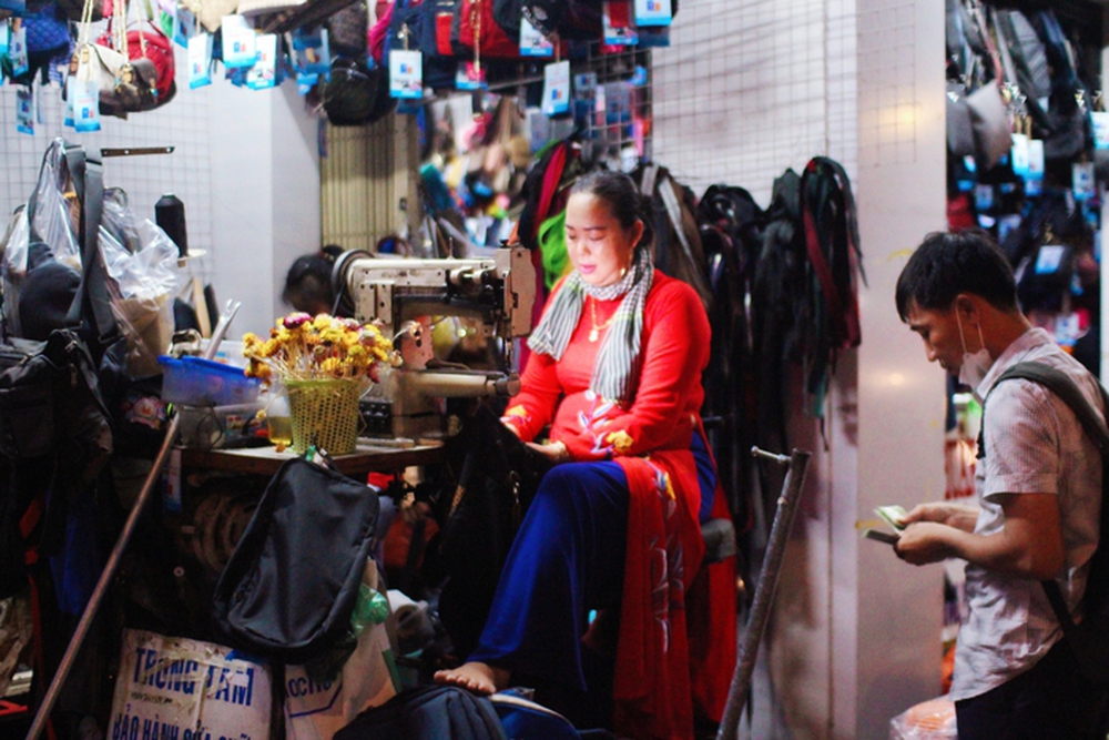 Người phụ nữ mặc áo dài, 20 năm ngồi sửa vali, túi xách ở ngã tư đường - Ảnh 3.