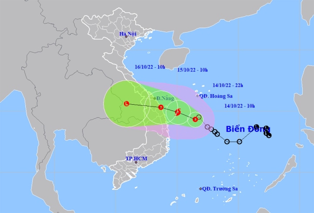 Áp thấp nhiệt đới cách Đà Nẵng - Quảng Nam 310km, miền Trung mưa xối xả - Ảnh 1.
