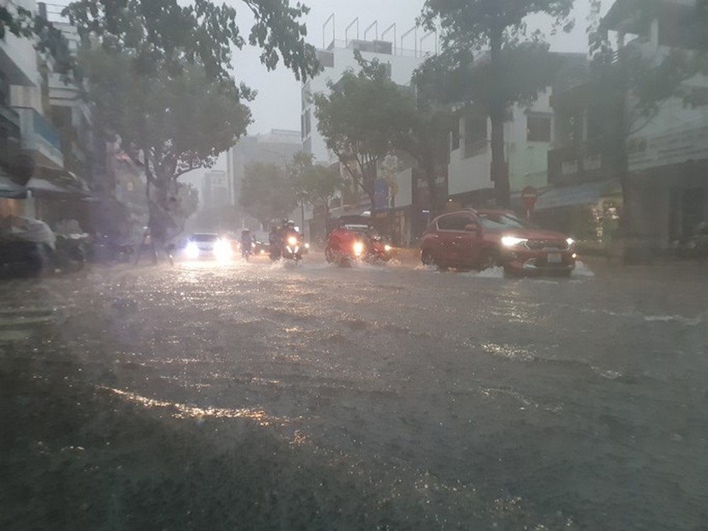 Bão số 5 gây mưa lớn, đường phố Đà Nẵng ngập, 2 tàu cá Khánh Hòa bị chìm