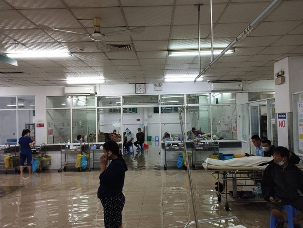 Đường phố thành sông, nước tràn vào nhà, bệnh viện ở Đà Nẵng