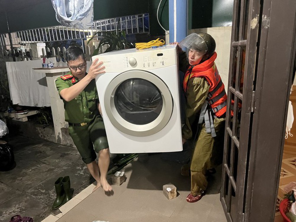 NÓNG: 3 đoạn Quốc lộ 1 ở Thừa Thiên- Huế ngập sâu, phải dừng lưu thông