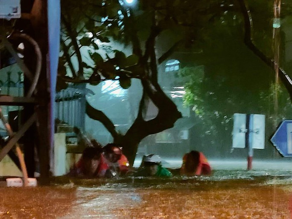 Cận cảnh ngập kinh hoàng ở Đà Nẵng, nhiều người nhờ giúp khẩn - Ảnh 6. Cận cảnh ngập kinh hoàng ở Đà Nẵng, nhiều người nhờ giúp khẩn - Ảnh 6.