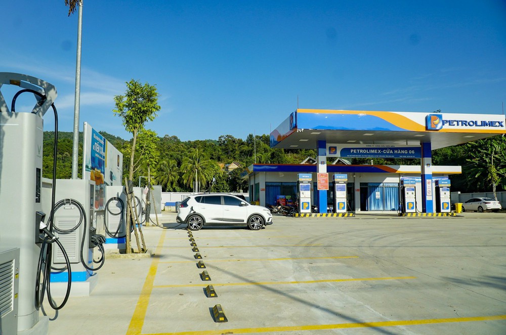VinFast khai trương dịch vụ sạc xe điện tại hệ thống Petrolimex trên toàn quốc - Ảnh 5.