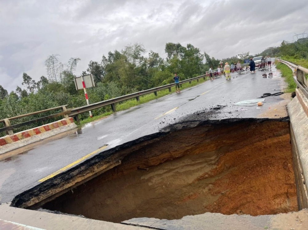 Quảng Nam: Hố tử thần sâu 8m xuất hiện giữa cầu trên Quốc lộ 14B sau mưa lớn - Ảnh 1.
