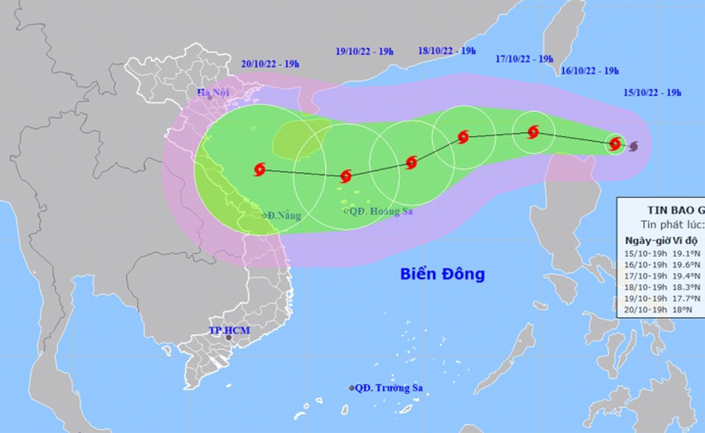 Bão NESAT giật cấp 10 hướng vào Biển Đông, có thể mạnh thêm - Ảnh 1.