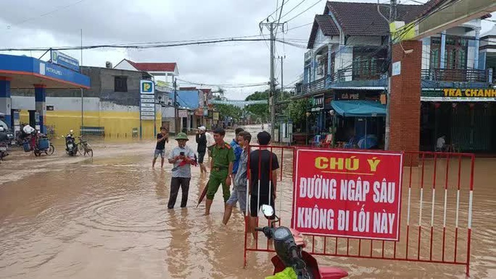 Vùng rốn lũ Quảng Nam ngập sâu, 1 cháu bé chết đuối - Ảnh 6. Vùng rốn lũ Quảng Nam ngập sâu, 1 cháu bé chết đuối - Ảnh 6.