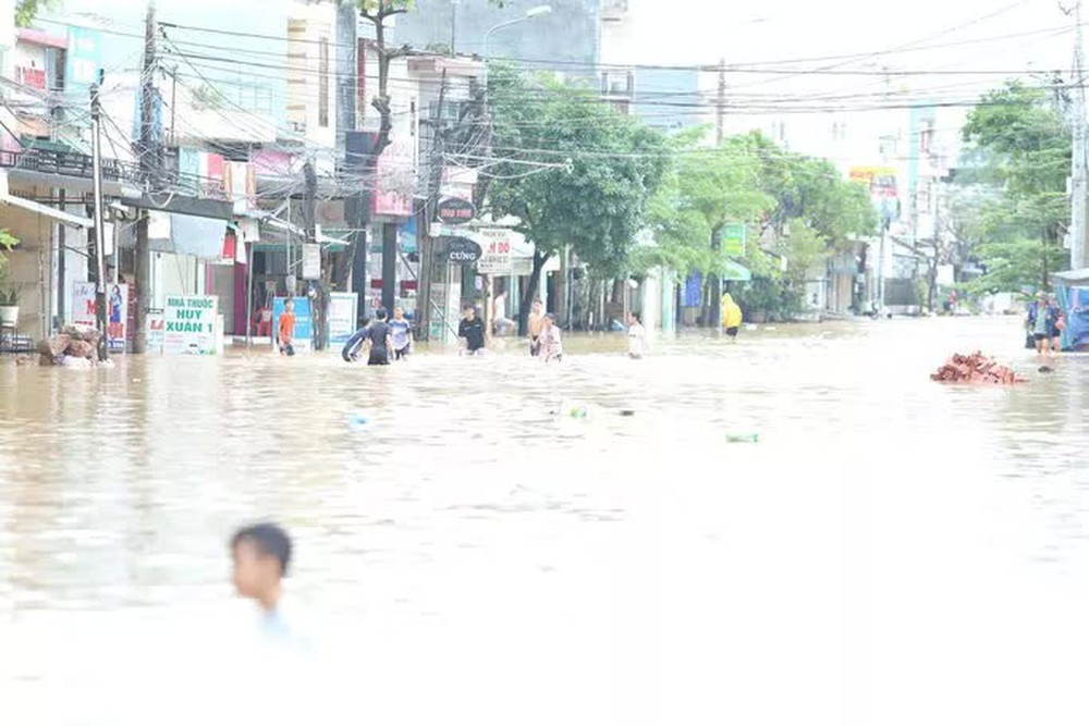 Vùng rốn lũ Quảng Nam ngập sâu, 1 cháu bé chết đuối - Ảnh 2. Vùng rốn lũ Quảng Nam ngập sâu, 1 cháu bé chết đuối - Ảnh 2.