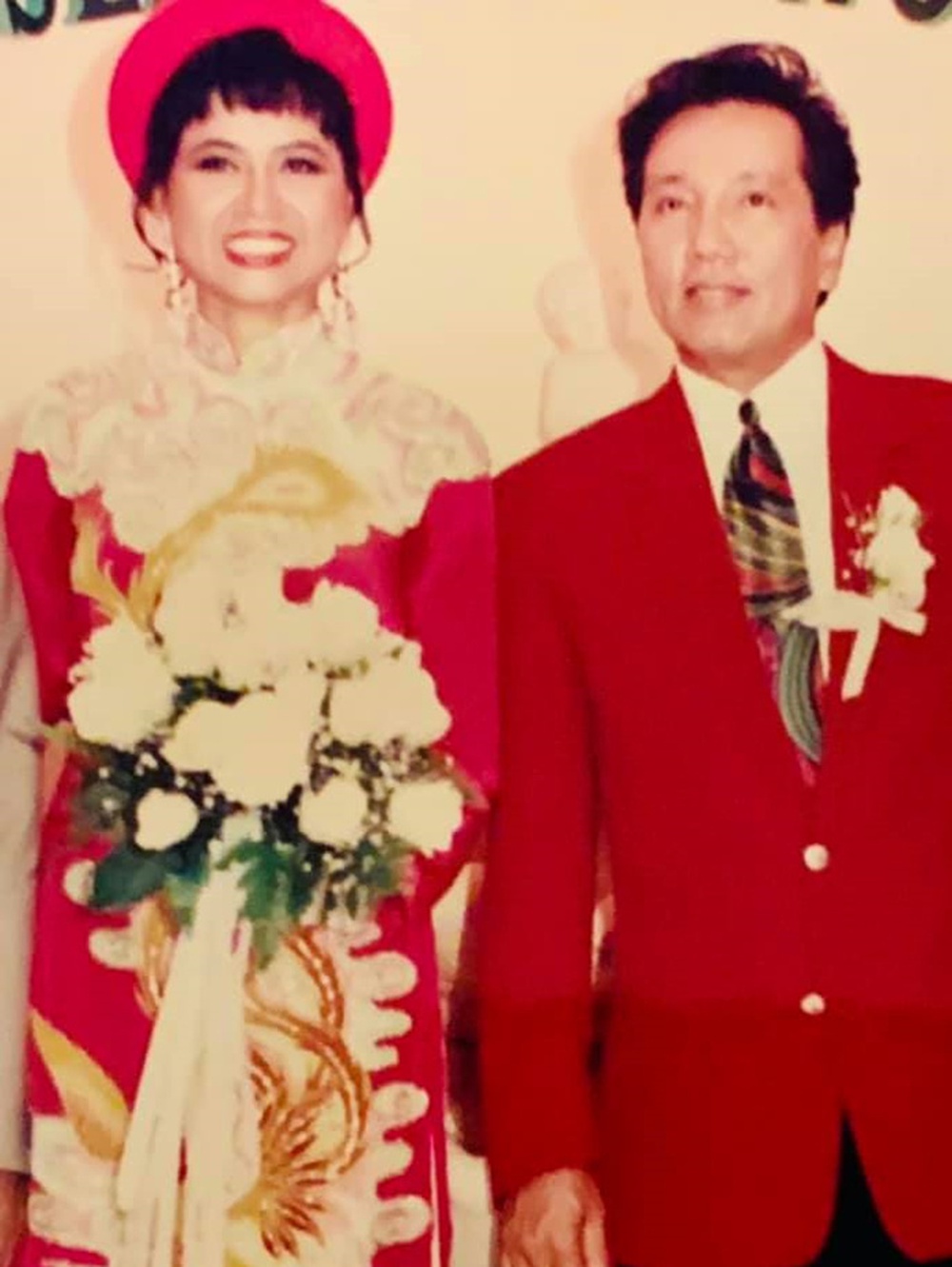 Vợ chồng Elvis Phương: 42 năm vẫn ngọt ngào bên nhau, không rời phút nào - Ảnh 4.