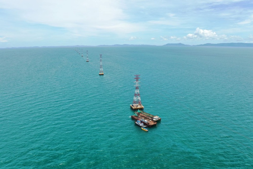 Đường dây điện 220kV vượt biển dài nhất Đông Nam Á do Việt Nam thực hiện đã hoàn thành - Ảnh 1.
