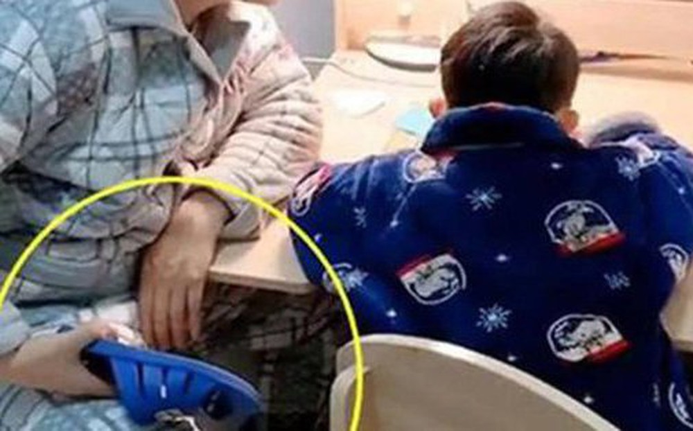 Bố gãy tay vì kèm con làm bài tập về nhà
