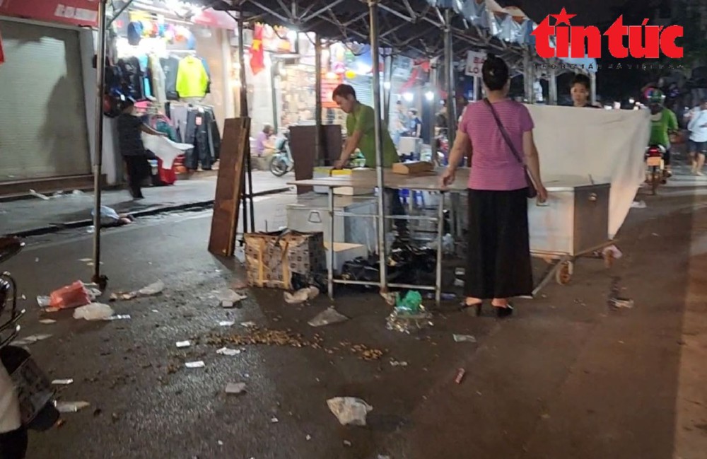 Thảm họa rác thải sau những phiên chợ đêm phố cổ Hà Nội - Ảnh 13.