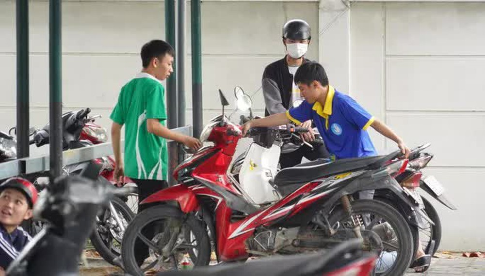 Nhóm thợ từ Quảng Nam ra Đà Nẵng sửa xe máy miễn phí cho dân vùng ngập