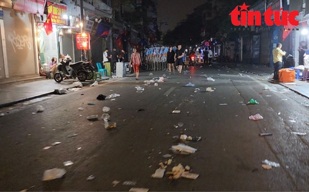 Thảm họa rác thải sau những phiên chợ đêm phố cổ Hà Nội - Ảnh 4.