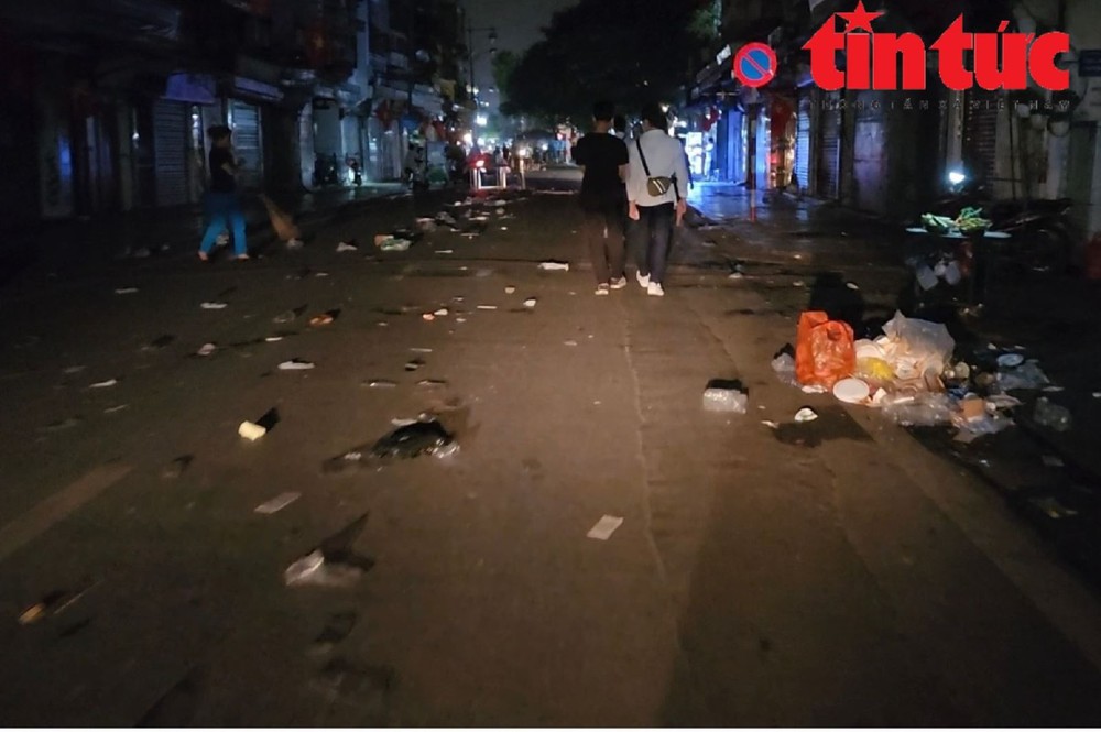 Thảm họa rác thải sau những phiên chợ đêm phố cổ Hà Nội - Ảnh 3.
