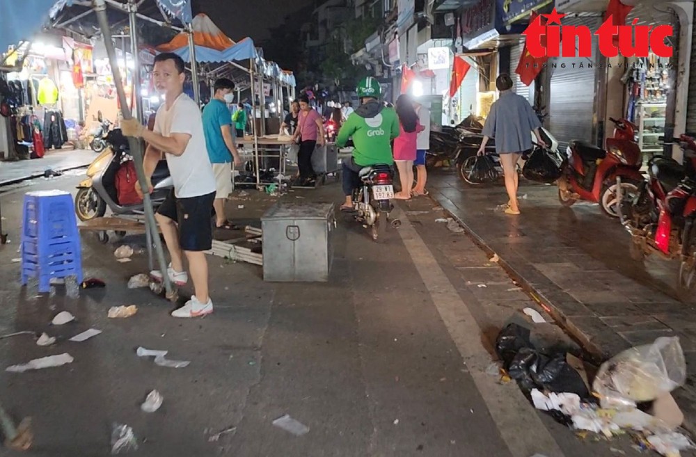Thảm họa rác thải sau những phiên chợ đêm phố cổ Hà Nội - Ảnh 2.