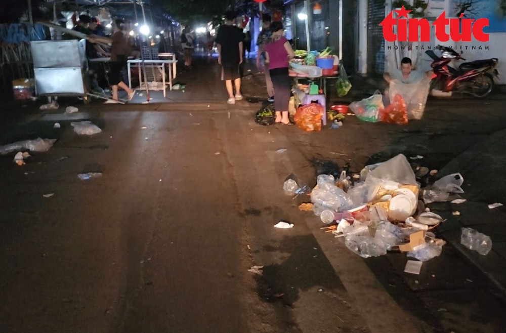 Thảm họa rác thải sau những phiên chợ đêm phố cổ Hà Nội - Ảnh 12.