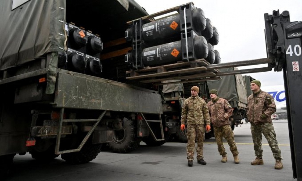 Mỹ đang cạn kiệt nguồn cung vũ khí cho Ukraine - Ảnh 1.