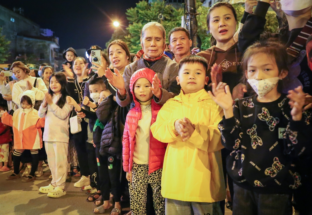 Người dân Lạng Sơn đổ xuống phố đi bộ xem biểu diễn nhạc kèn - Ảnh 6.