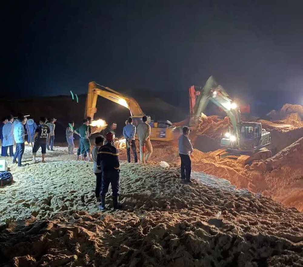 Hiện trường vụ sập mỏ titan khiến 1 người chết, 3 người chưa tìm thấy - Ảnh 8. Hiện trường vụ sập mỏ titan khiến 1 người chết, 3 người chưa tìm thấy - Ảnh 8.