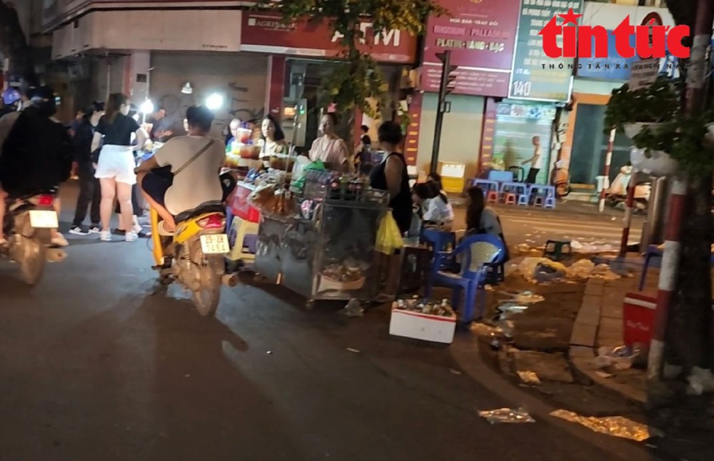 Thảm họa rác thải sau những phiên chợ đêm phố cổ Hà Nội - Ảnh 11.