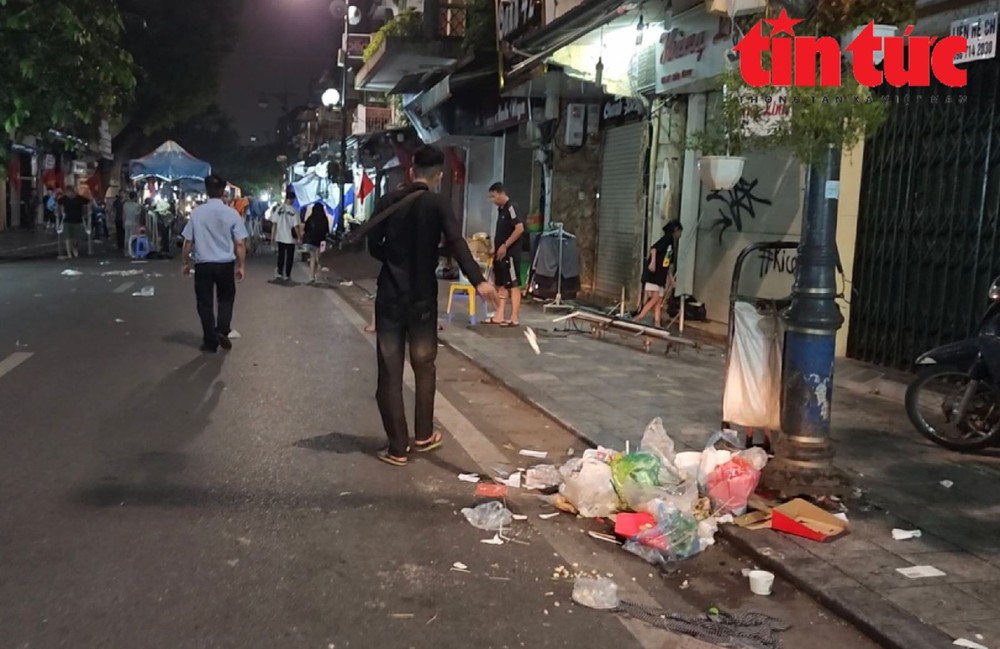 Thảm họa rác thải sau những phiên chợ đêm phố cổ Hà Nội - Ảnh 10.
