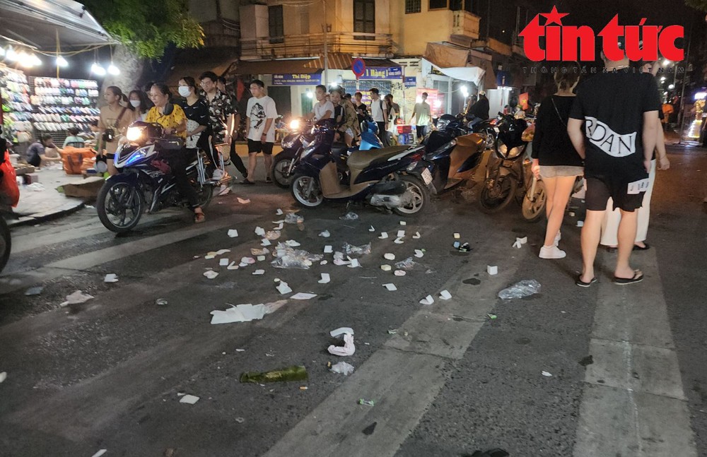 Thảm họa rác thải sau những phiên chợ đêm phố cổ Hà Nội - Ảnh 9.