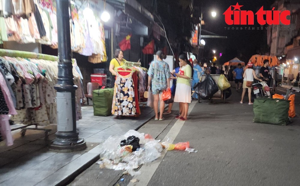 Thảm họa rác thải sau những phiên chợ đêm phố cổ Hà Nội - Ảnh 8.