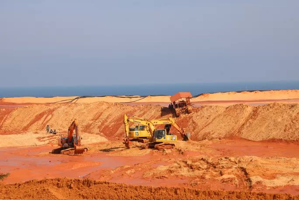 Hiện trường vụ sập mỏ titan khiến 1 người chết, 3 người chưa tìm thấy - Ảnh 4. Hiện trường vụ sập mỏ titan khiến 1 người chết, 3 người chưa tìm thấy - Ảnh 4.