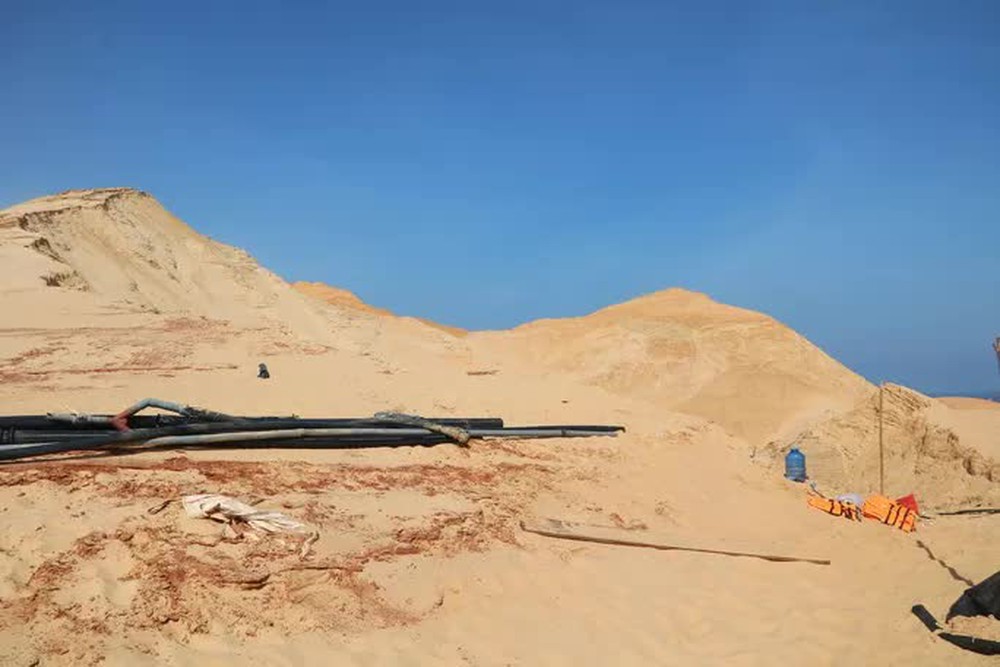 Hiện trường vụ sập mỏ titan khiến 1 người chết, 3 người chưa tìm thấy - Ảnh 3. Hiện trường vụ sập mỏ titan khiến 1 người chết, 3 người chưa tìm thấy - Ảnh 3.