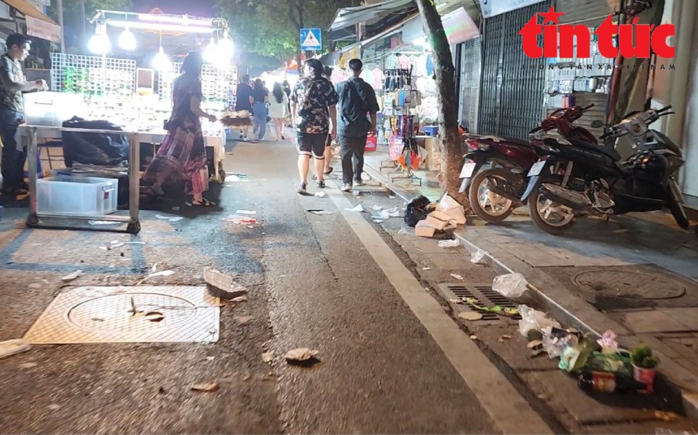 Thảm họa rác thải sau những phiên chợ đêm phố cổ Hà Nội - Ảnh 6.