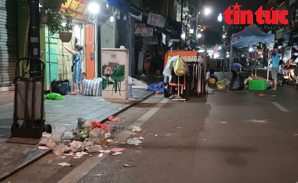 Thảm họa rác thải sau những phiên chợ đêm phố cổ Hà Nội - Ảnh 5.