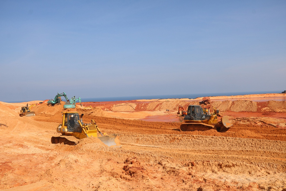 Hiện trường vụ sập mỏ titan khiến 1 người chết, 3 người chưa tìm thấy - Ảnh 1. Hiện trường vụ sập mỏ titan khiến 1 người chết, 3 người chưa tìm thấy - Ảnh 1.