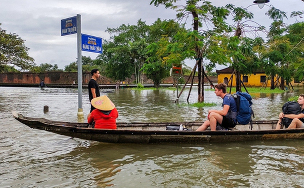 Khách Tây trải nghiệm đi thuyền giữa phố, người dân giăng lưới bắt cá bên Kinh thành Huế sau mưa