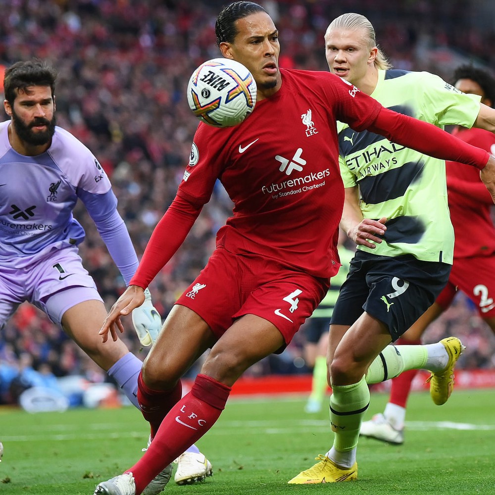 ‘Bắt chết’ Haaland, Van Dijk được ca ngợi có màn trình diễn hay nhất tại Liverpool