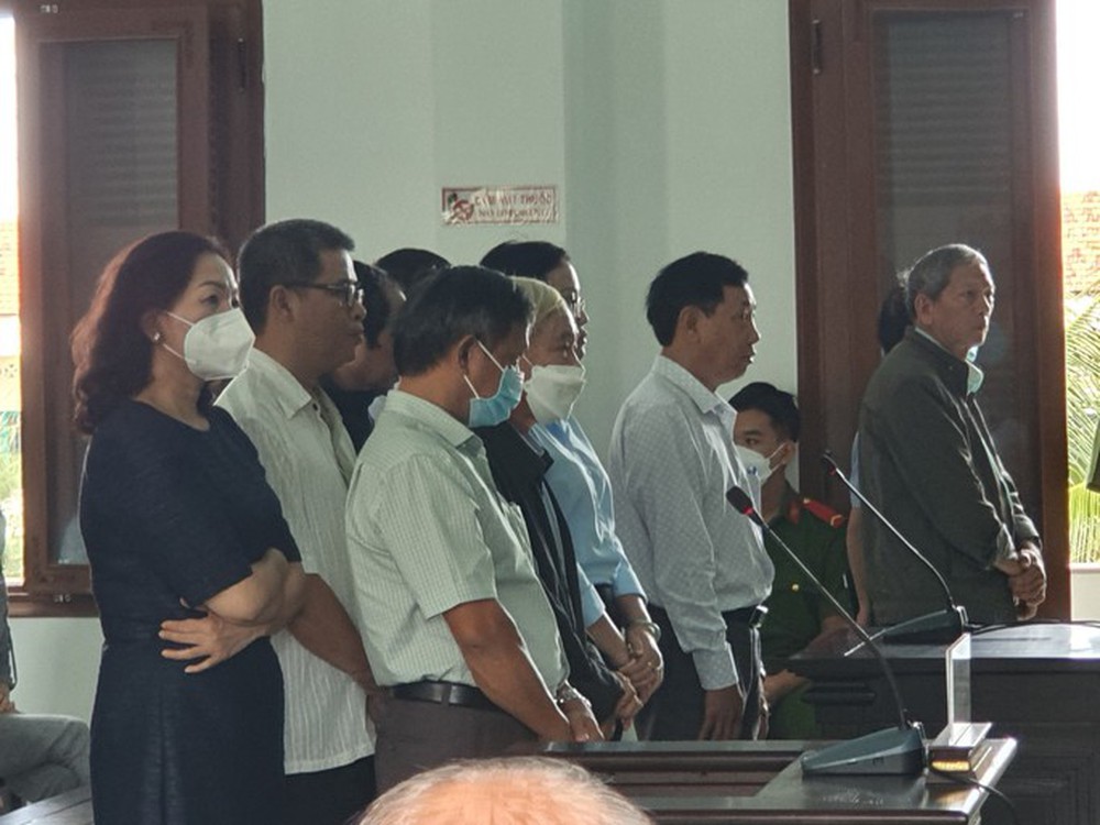 Cựu Phó chủ tịch tỉnh Phú Yên và nhiều lãnh đạo sở ngành hầu tòa trong vụ bán sỉ 262 lô đất - Ảnh 2. Cựu Phó chủ tịch tỉnh Phú Yên và nhiều lãnh đạo sở ngành hầu tòa trong vụ bán sỉ 262 lô đất - Ảnh 2.