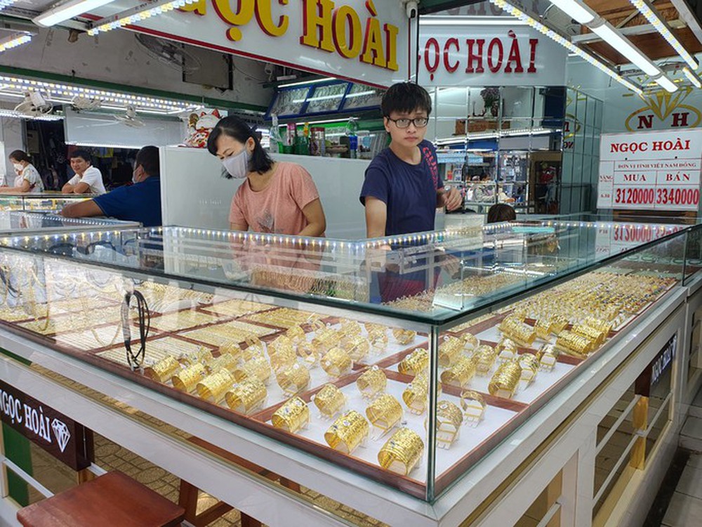 Giá vàng hôm nay 17-10: Vàng SJC, vàng trang sức bất động ở mức cao - Ảnh 1. Giá vàng hôm nay 17-10: Vàng SJC, vàng trang sức bất động ở mức cao - Ảnh 1.