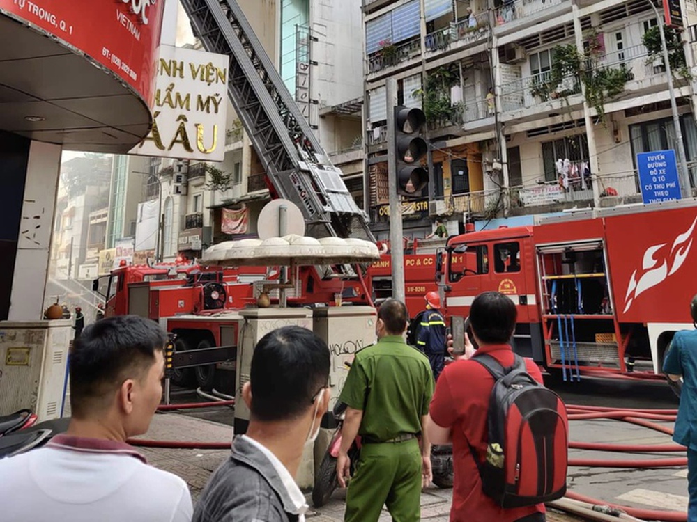 Cháy lớn gần chợ Bến Thành - Ảnh 1. Cháy lớn gần chợ Bến Thành - Ảnh 1.