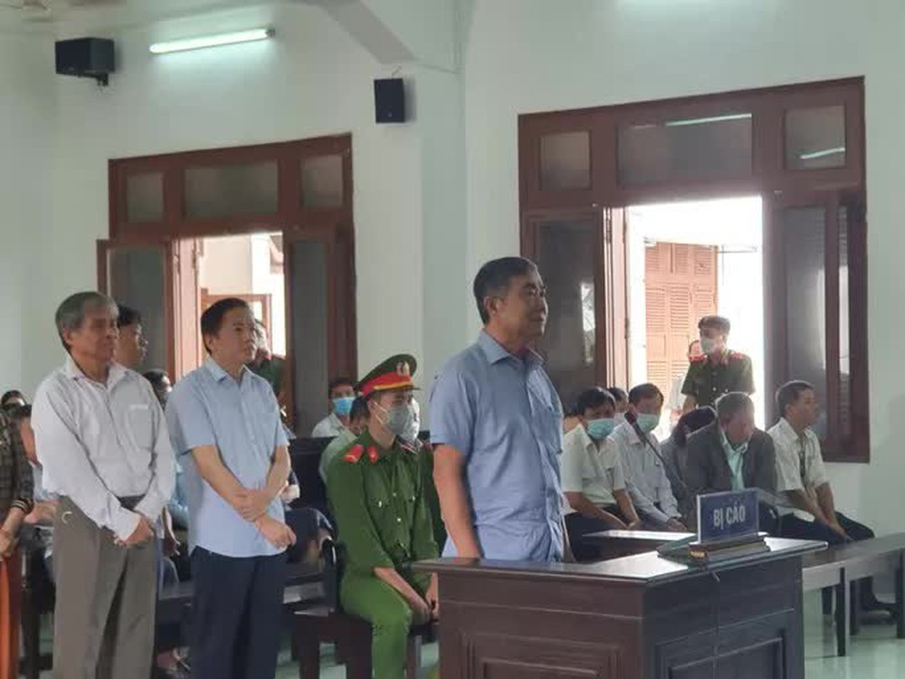 Cựu Phó chủ tịch tỉnh Phú Yên và nhiều lãnh đạo sở ngành hầu tòa trong vụ bán sỉ 262 lô đất - Ảnh 1. Cựu Phó chủ tịch tỉnh Phú Yên và nhiều lãnh đạo sở ngành hầu tòa trong vụ bán sỉ 262 lô đất - Ảnh 1.