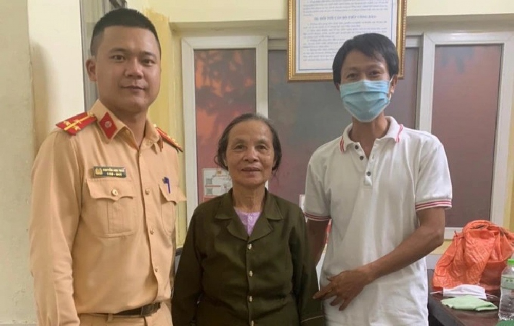 Cụ bà 72 tuổi bị lẫn đi từ Thái Bình lên Hà Nội tìm con trai - Ảnh 1.