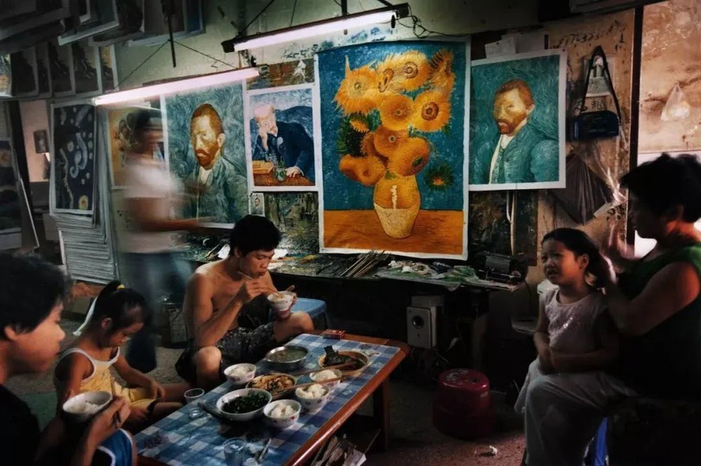 Làng tranh giả lớn nhất thế giới và hành trình tìm thấy chính mình của thợ vẽ sau 20 năm chép tranh Van Gogh - Ảnh 6.