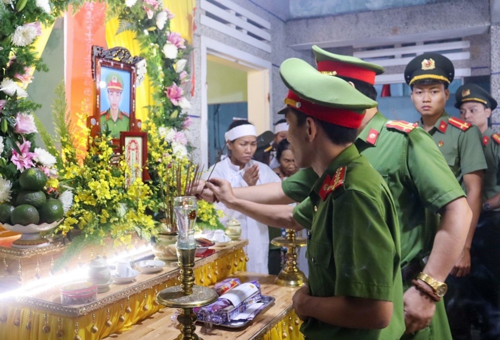 Nghẹn ngào tang lễ Trung úy tử nạn trong mưa lũ ở Đà Nẵng: Nó nói đưa bà con ra khỏi vùng nguy hiểm rồi về liền... - Ảnh 8.