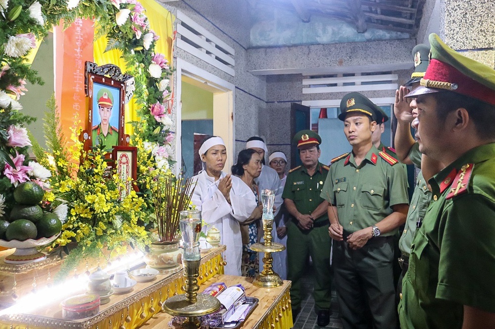 Nghẹn ngào tang lễ Trung úy tử nạn trong mưa lũ ở Đà Nẵng: Nó nói đưa bà con ra khỏi vùng nguy hiểm rồi về liền... - Ảnh 7.