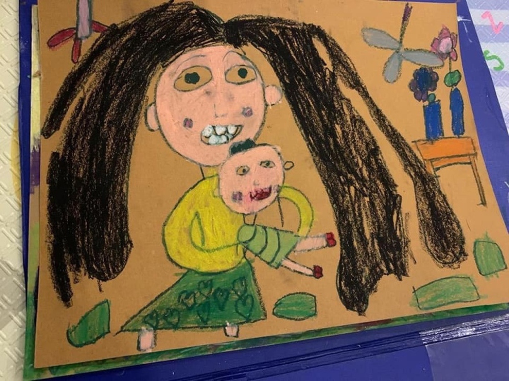Một bức tranh trẻ con vẽ tặng mẹ không chỉ đơn giản là món quà rất đáng yêu và ý nghĩa mà còn là điều thể hiện tình cảm mãnh liệt với người mẹ của mình. Hãy đến và chiêm ngưỡng những tác phẩm của các bé vô cùng đáng yêu và dễ thương này.