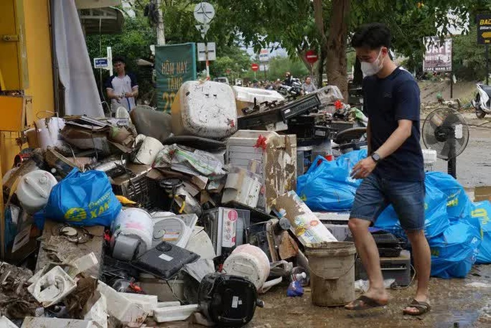 Lời khai ban đầu của nhóm người lợi dụng mưa lũ, trộm hàng loạt điện thoại - Ảnh 2.